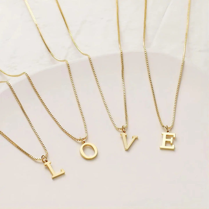 Collier avec des initiales de lettres d'amour