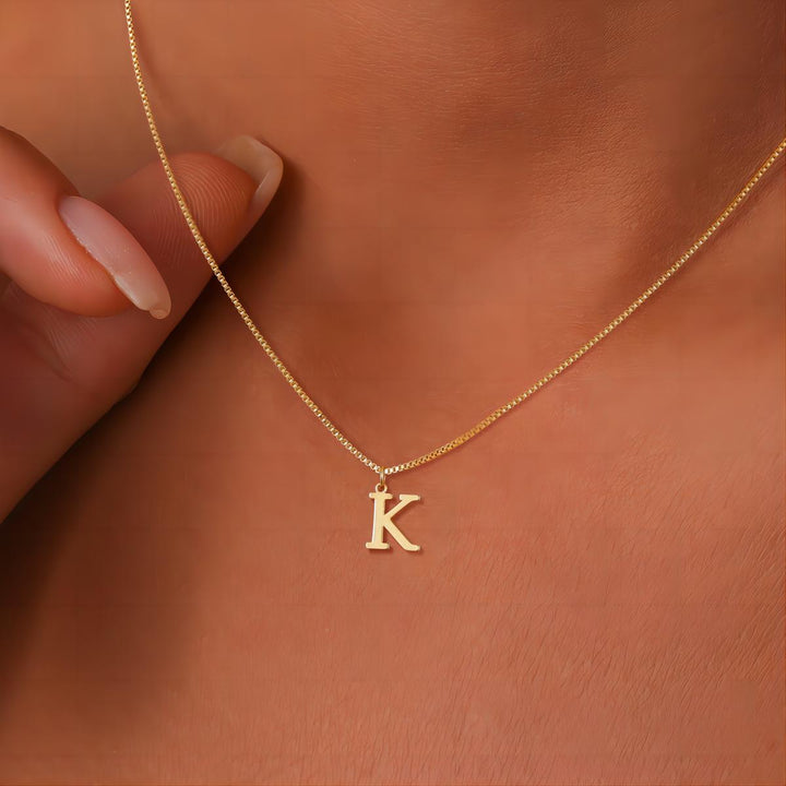 Collier avec des initiales de lettres d'amour