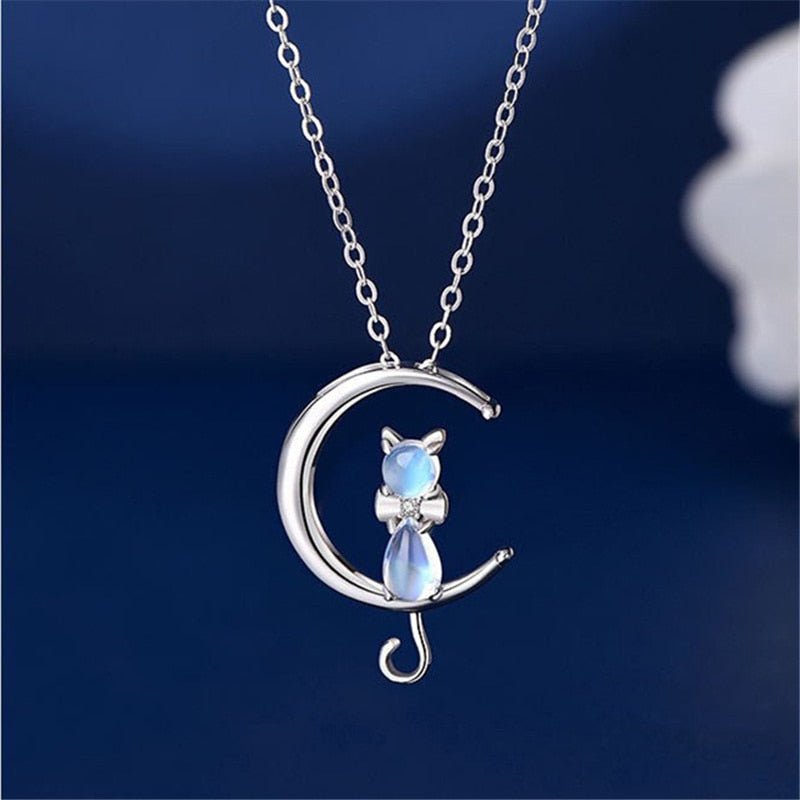 Collier en croissant de pierre de lune et chat